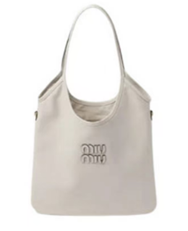 미우미우 여성 토트백 숄더백 로고 장식 아이보리