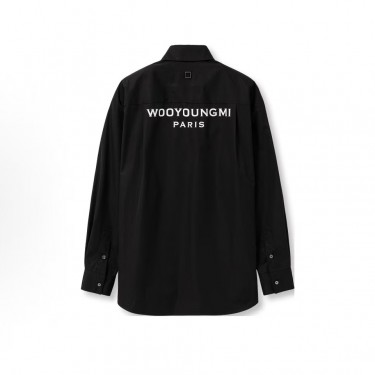 우영미 백 로고 포인트 스프레드 칼라 버튼업 긴팔 셔츠 남성 블랙