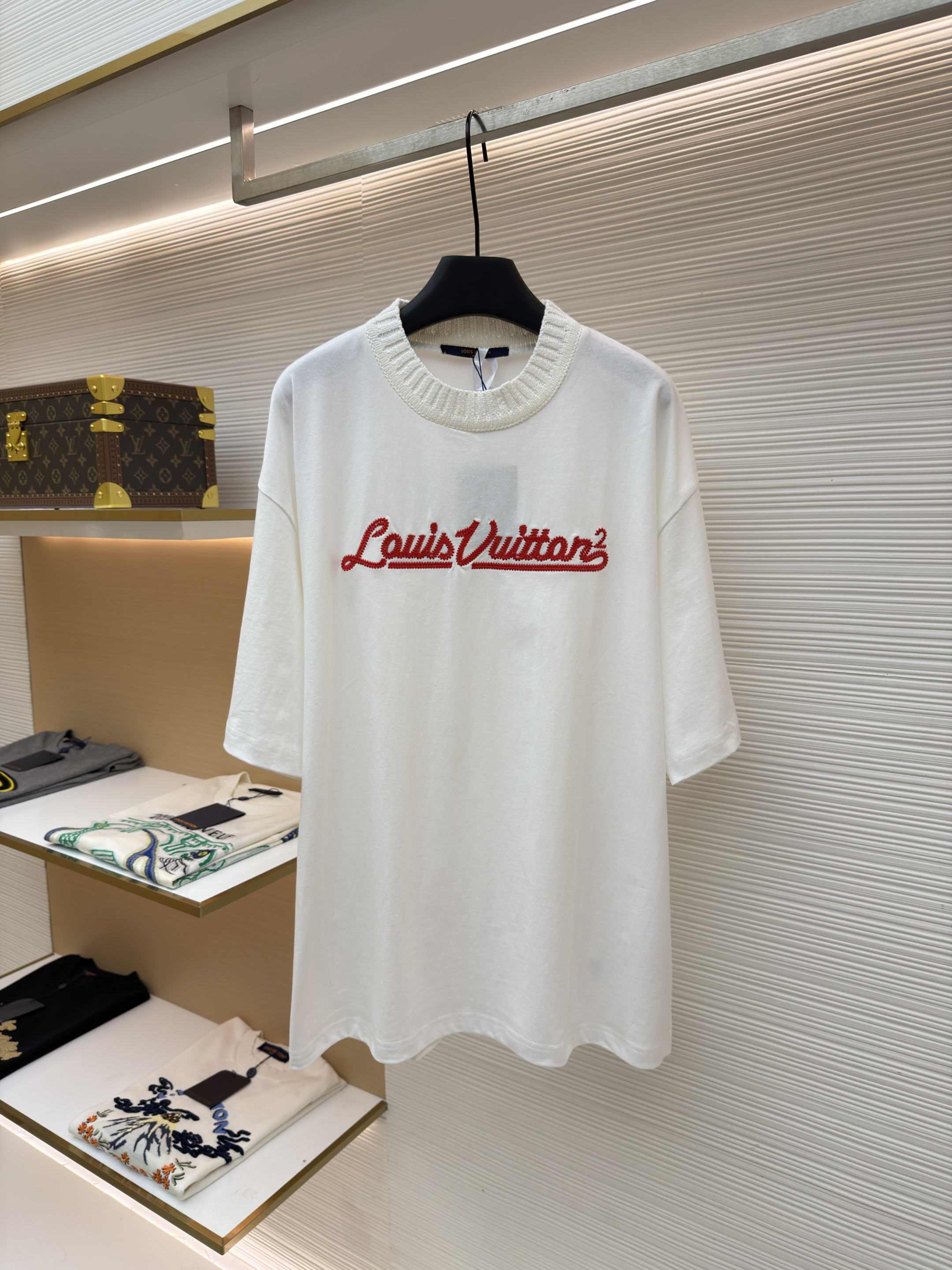 루이비통 클래식 레터 로고 자수 라운드넥 반팔 티셔츠 (X공장)