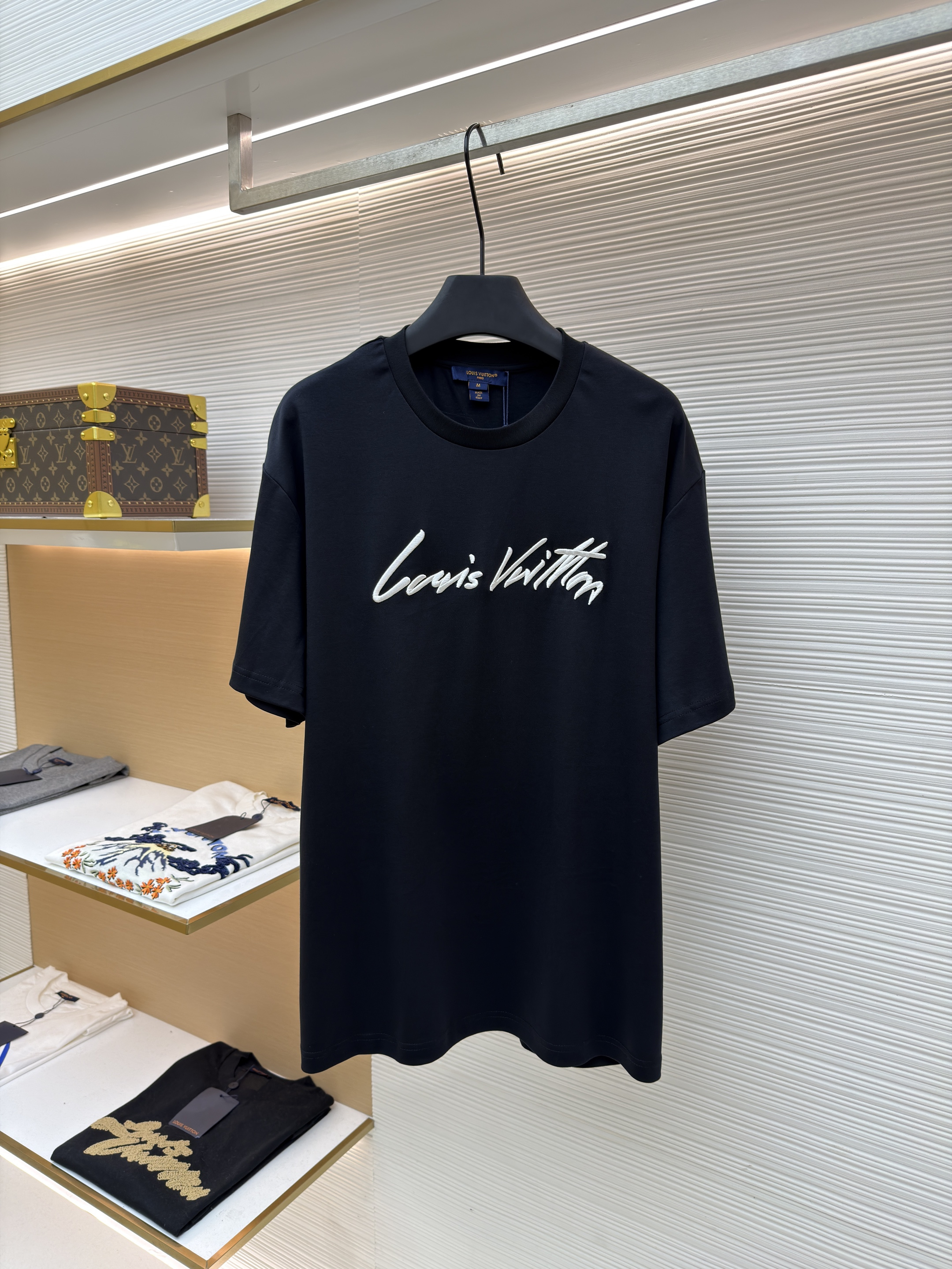 루이비통 핸드라이팅 레터 자수 라운드넥 반팔 티셔츠 (X공장)