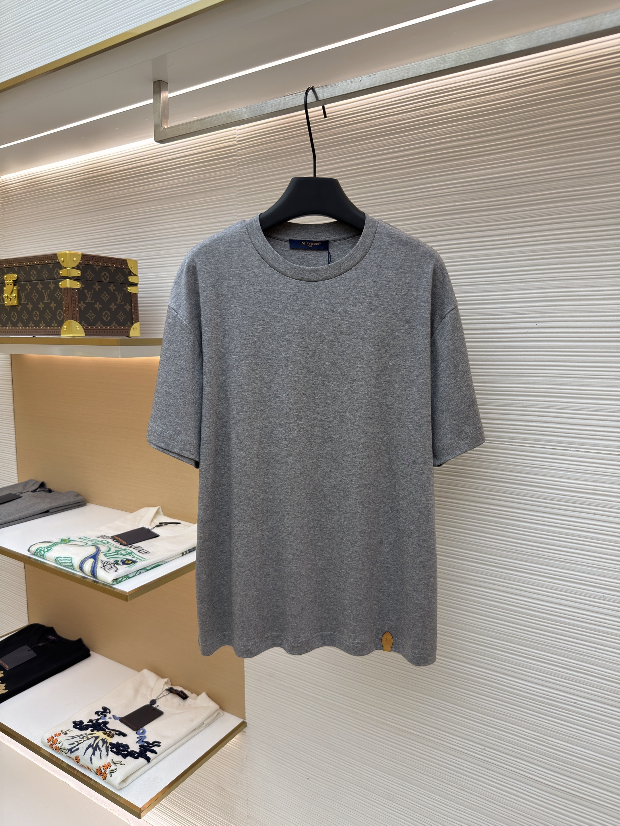 루이비통 가죽 탭 로고 라운드넥 반팔 티셔츠 (X공장)