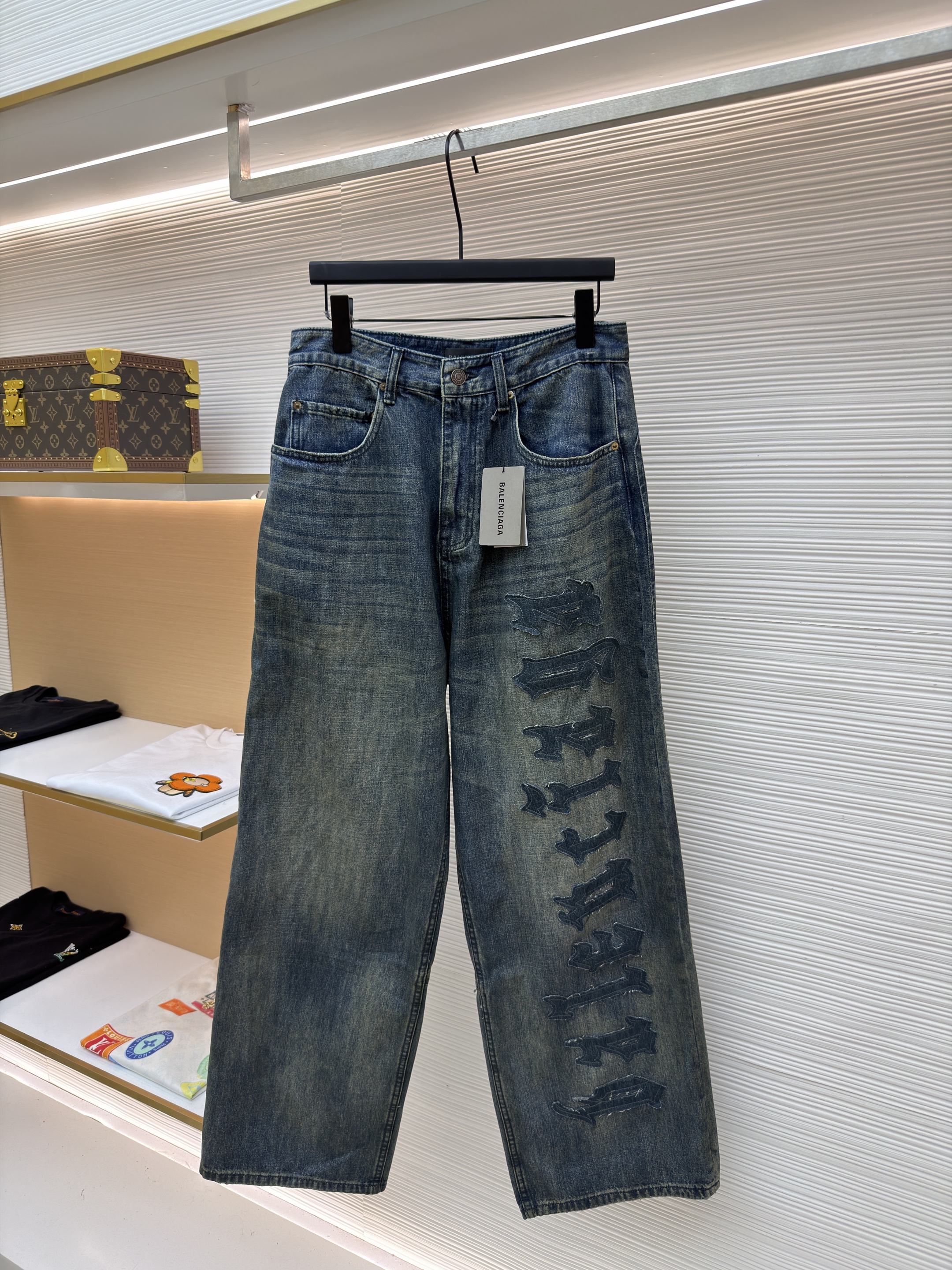 발렌시아가 로고 패치 빈티지 워싱 데님 팬츠