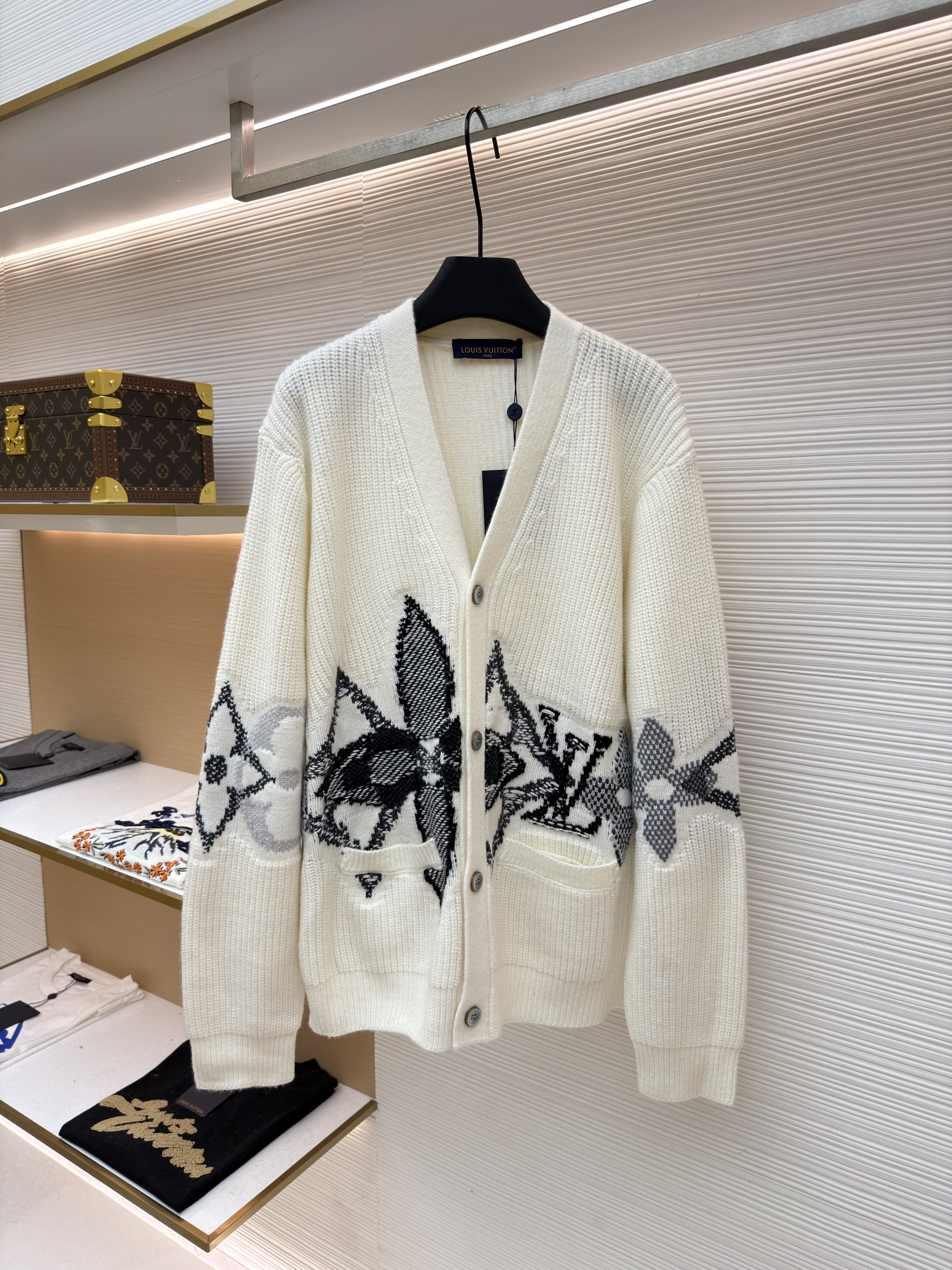 루이비통 패턴 싱글 버튼 가디건 V넥 니트