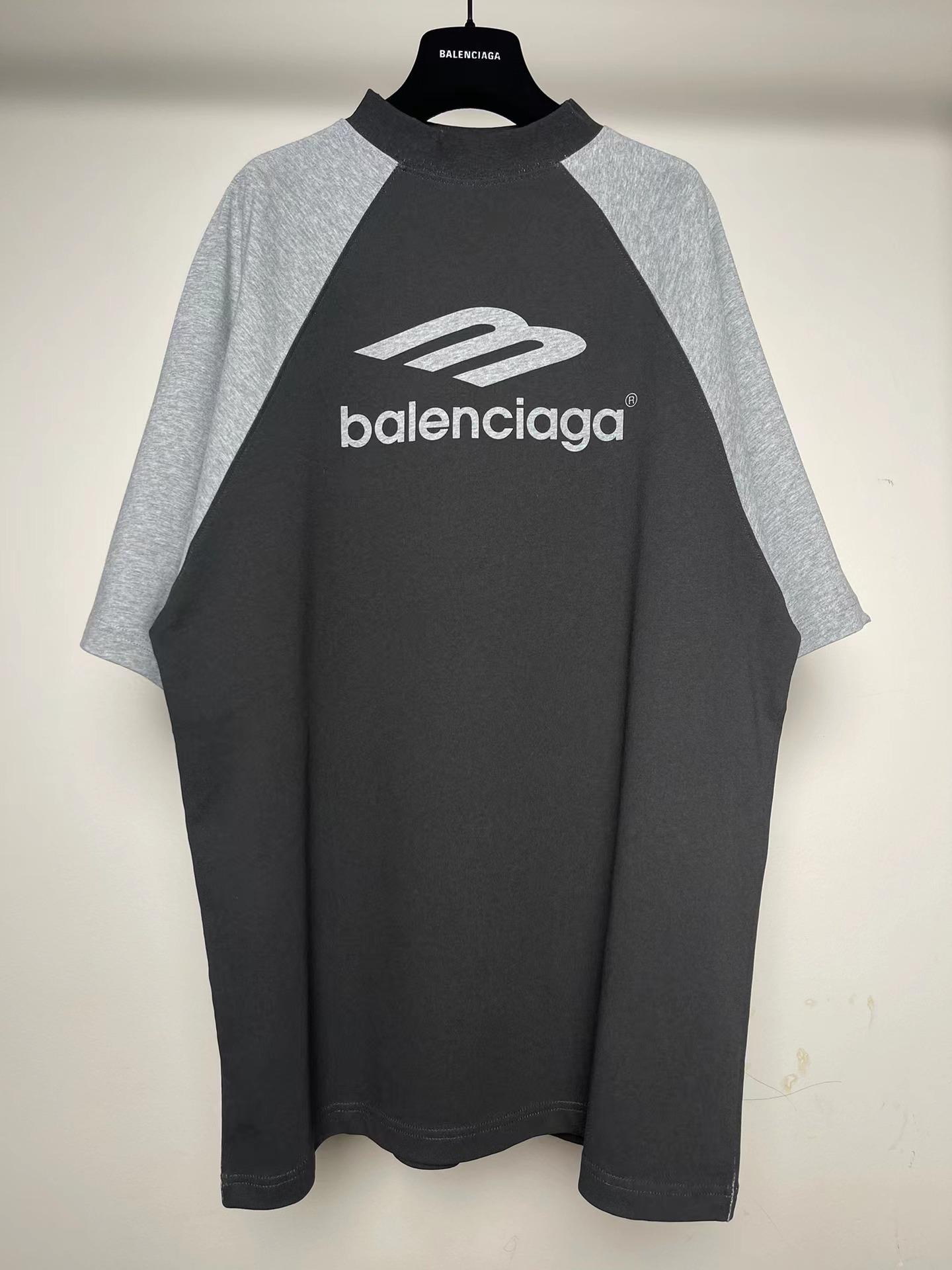 발렌시아가 래글런 슬리브 반팔 티셔츠