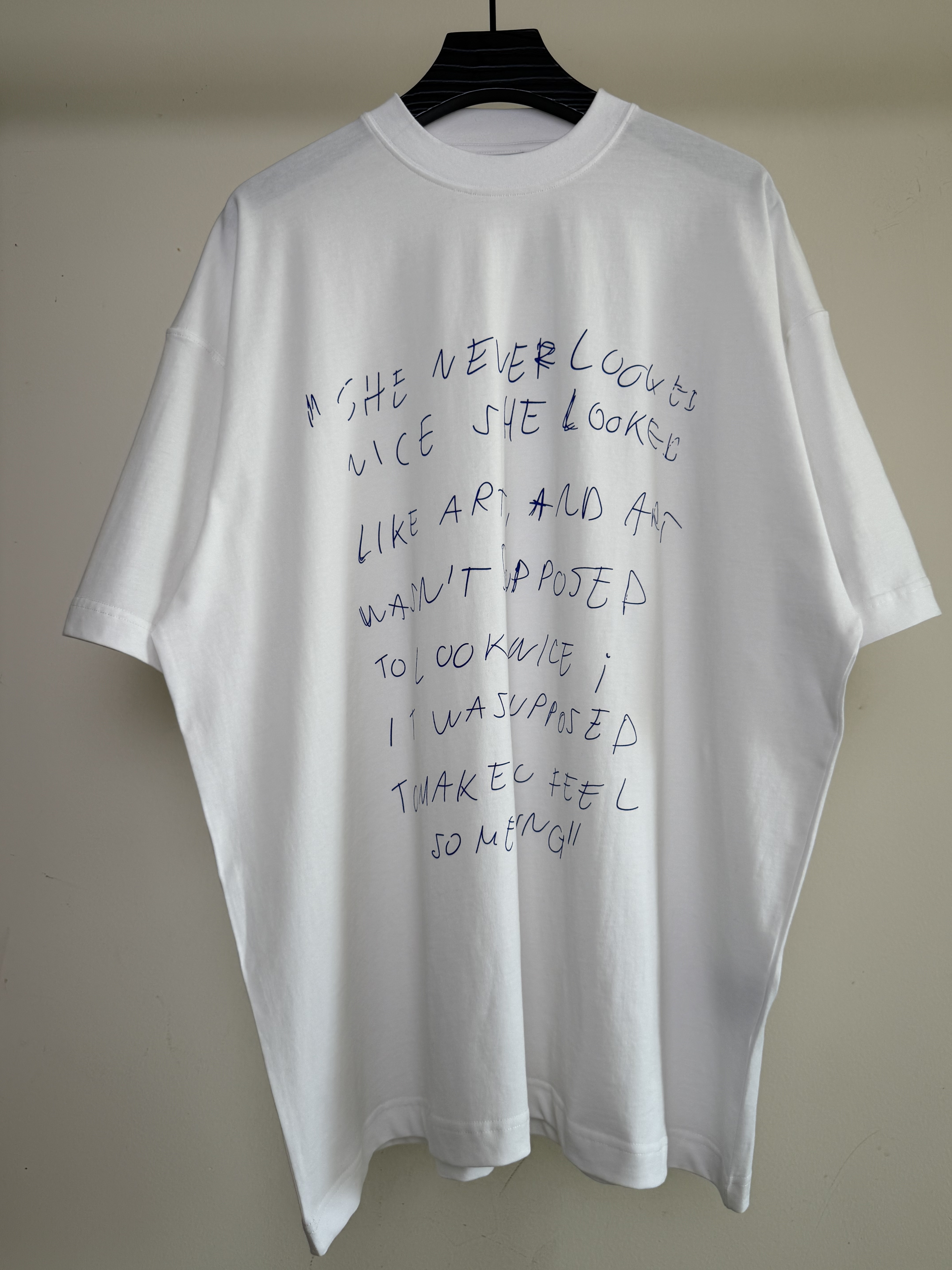 베트멍 쉬 네버 룩드 나이스 그래픽 반팔 티셔츠 화이트
