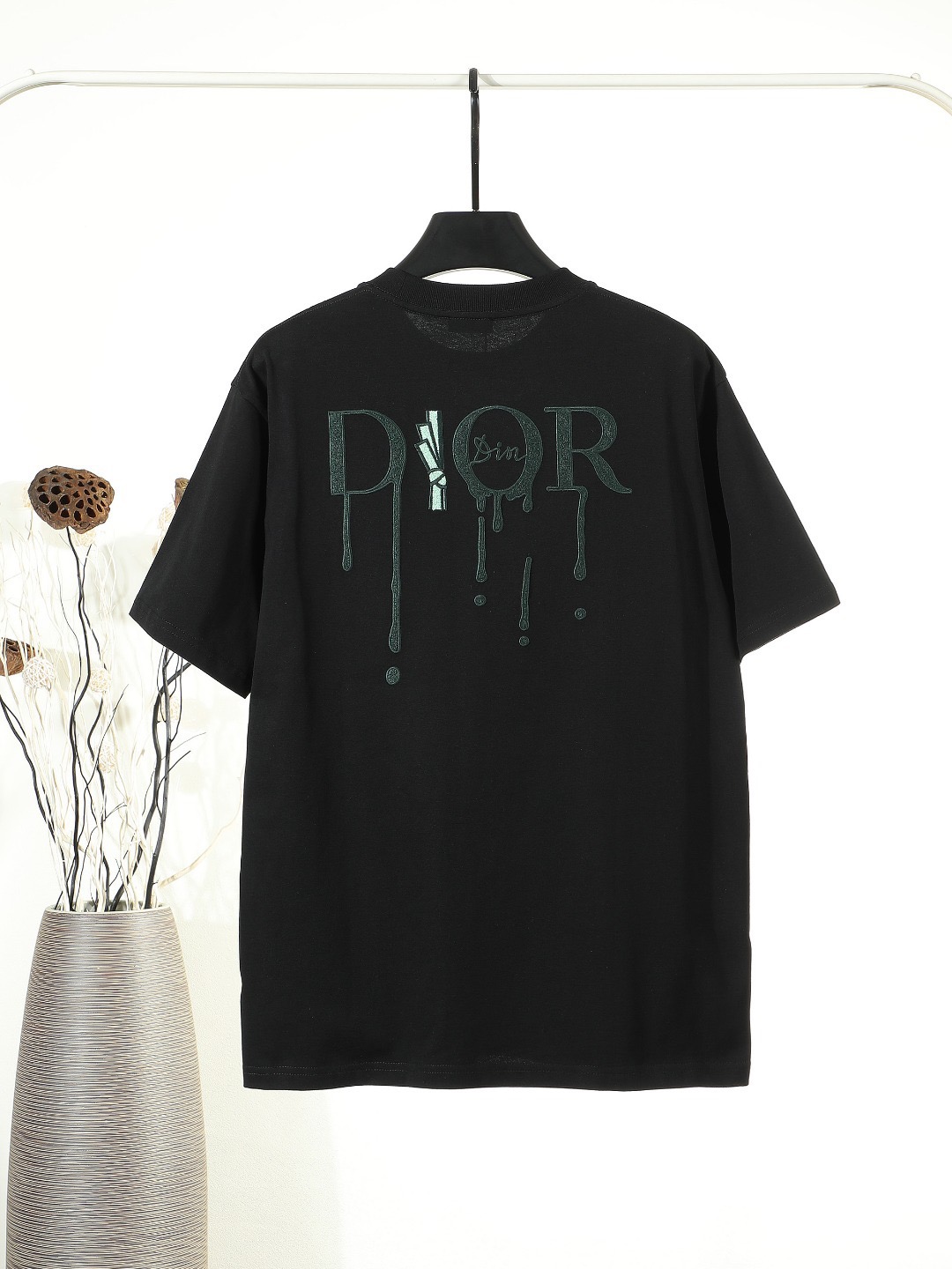 디올 Dior 26SS 공식 홈페이지 스타일 가슴 컷아웃 자수 헤비 공정 반팔 티셔츠