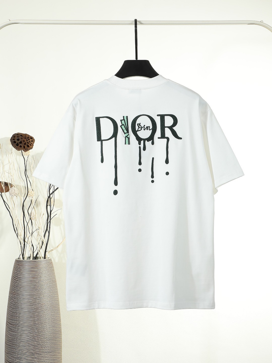 디올 Dior 26SS 공식 홈페이지 스타일 가슴 컷아웃 자수 헤비 공정 반팔 티셔츠